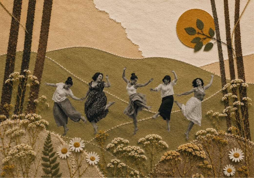 Collage tessile con cinque donne che danzano libere in un prato fiorito, gioia e rinascita femminile
