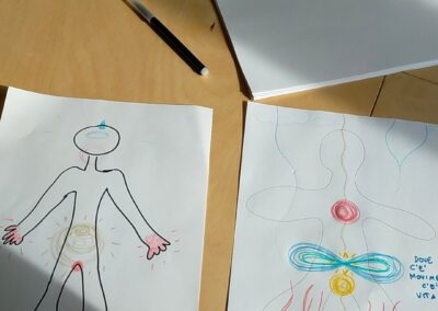 Due disegni a pastello di figure umane con centri di energia e la scritta "dove c'è movimento c'è vita"