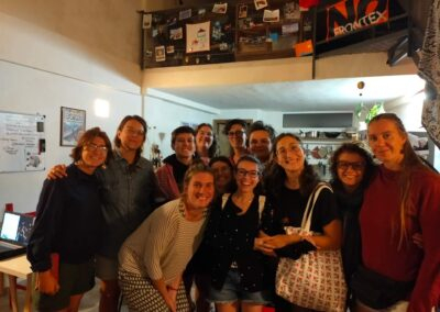 Gruppo di donne sorridenti posa per una foto in uno spazio accogliente al termine di un'esperienza condivisa