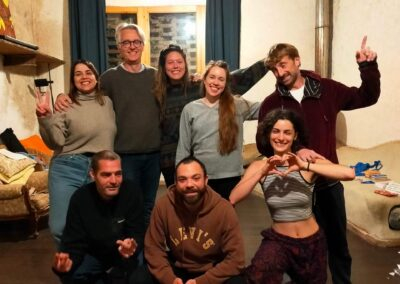 Gruppo di partecipanti sorridenti posa per una foto di gruppo al termine di un laboratorio in una casa accogliente