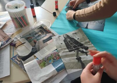 Mani di ragazze che ritagliano e incollano immagini da riviste creando un collage durante un laboratorio creativo